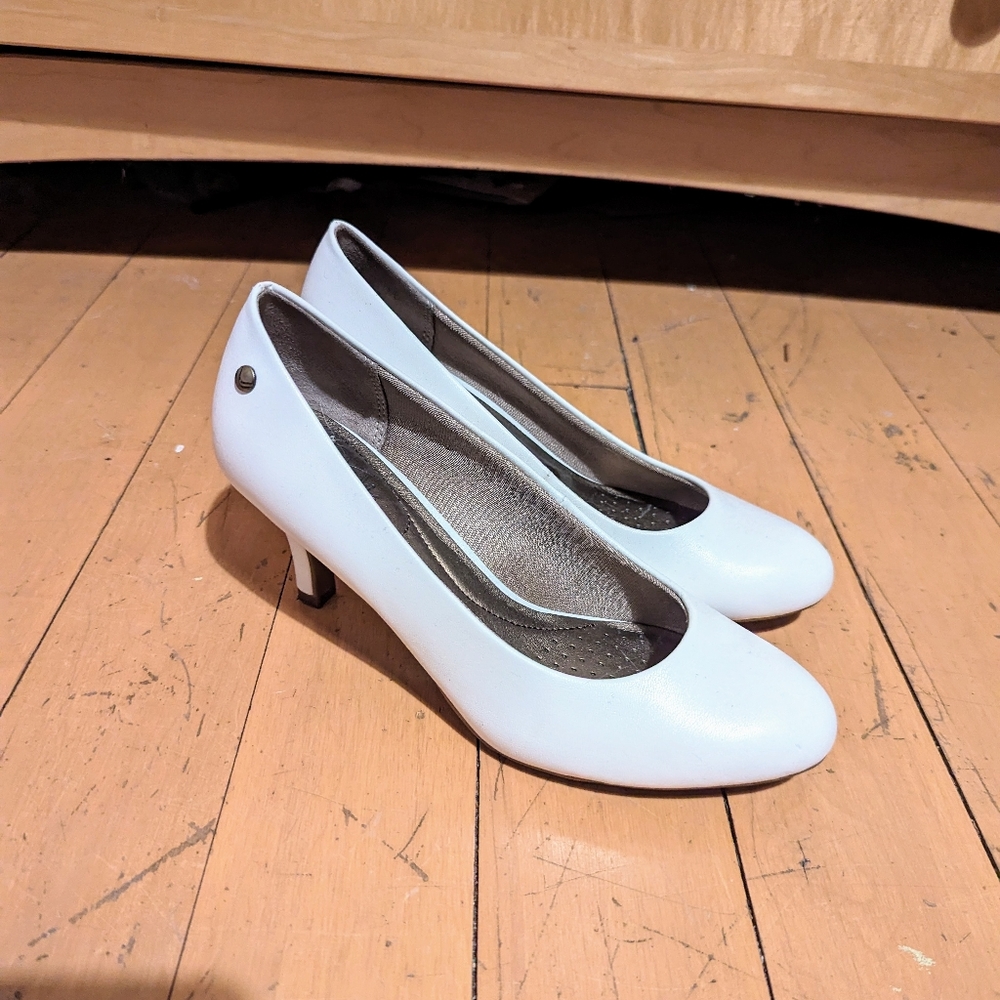 Life Stride white kitten heels women's 6.5